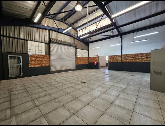 558M² WAREHOUSE TO LET IN JET PARK